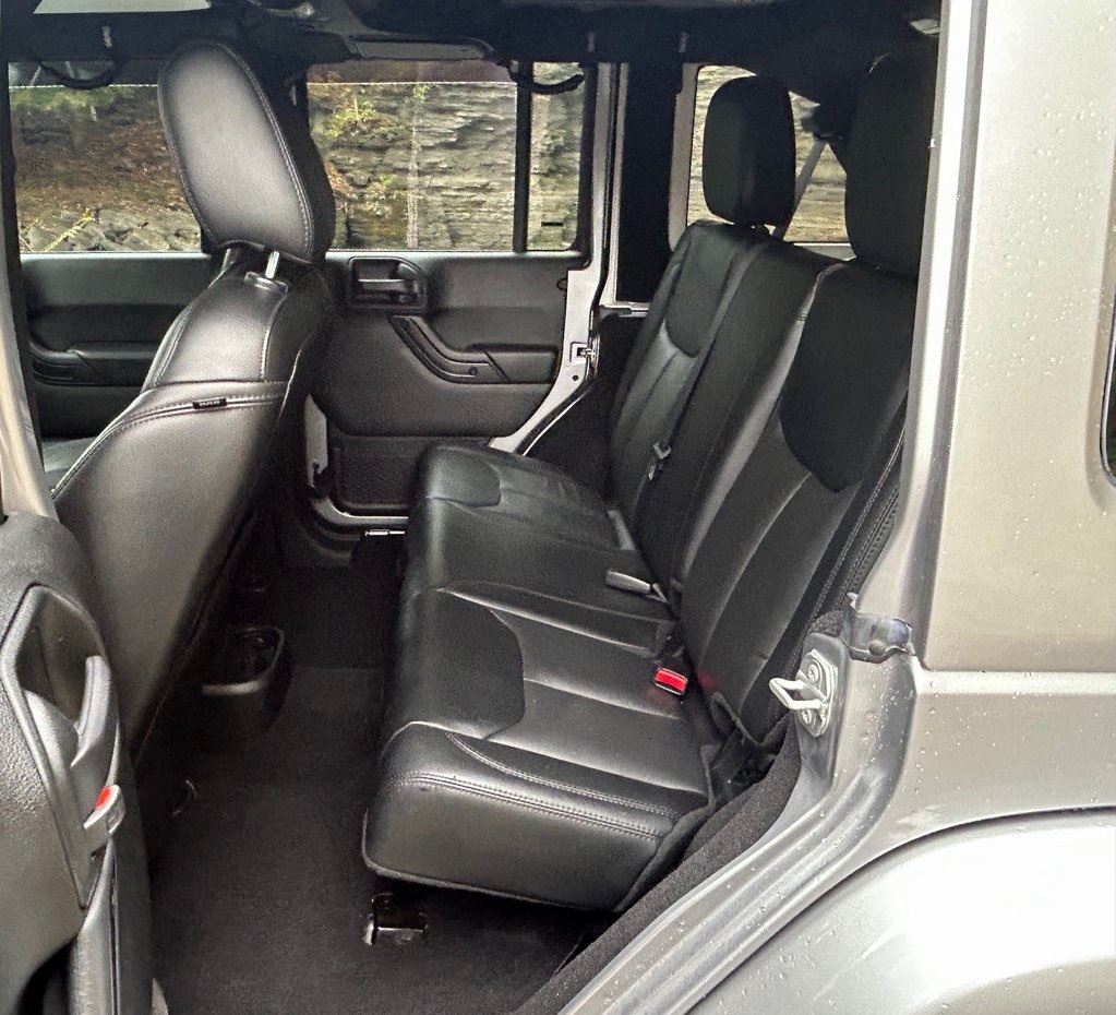 2017 Jeep Wrangler Unlimited Sahara photo 15