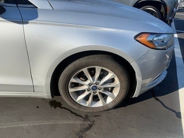 2017 Ford Fusion SE photo 2