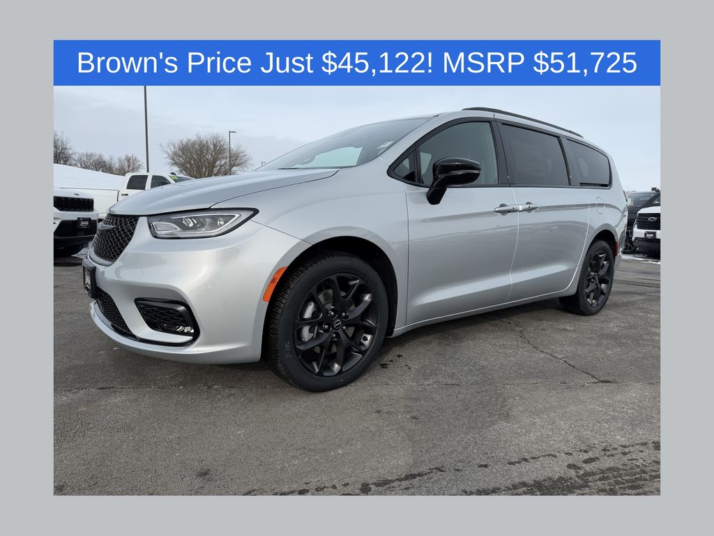 2026 Chrysler Pacifica Select's photo