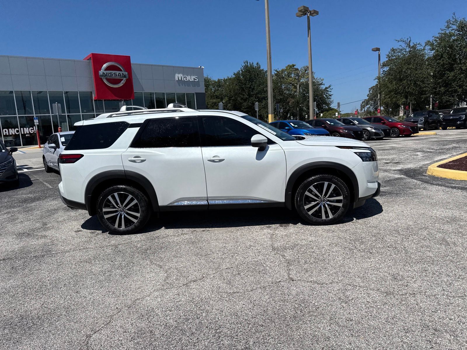 2025 Nissan Pathfinder Platinum photo 3