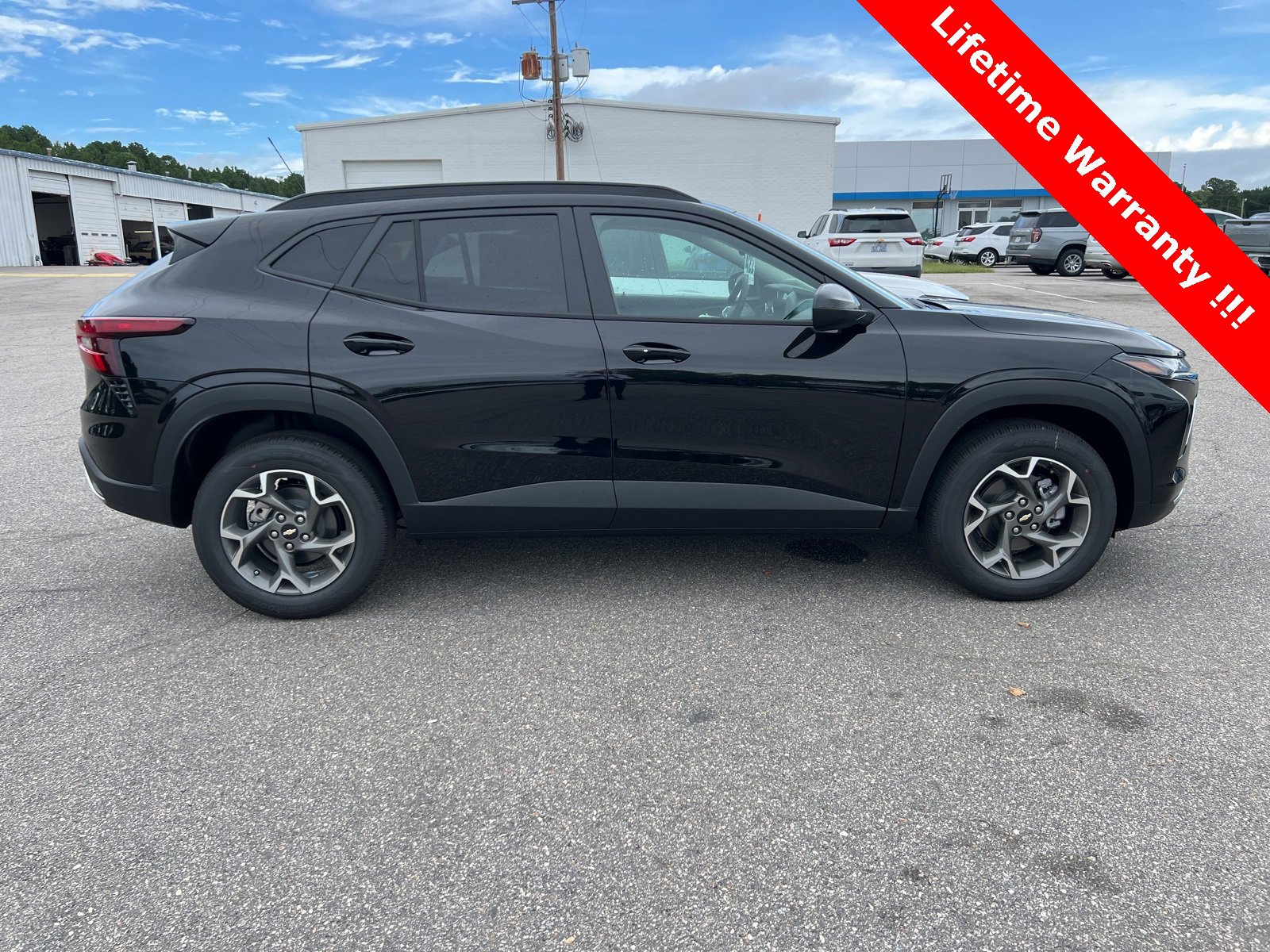 2025 Chevrolet Trax LT photo 4