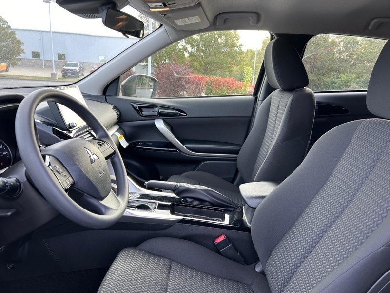 2024 Mitsubishi Eclipse Cross LE photo 6