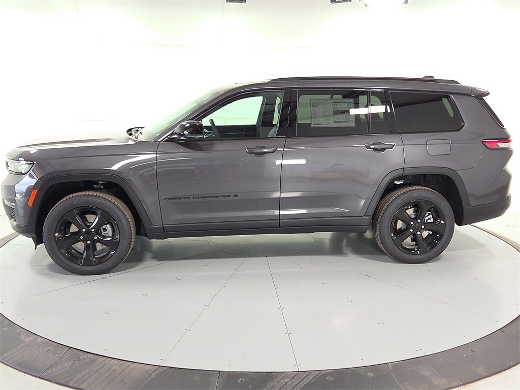 2025 Jeep Grand Cherokee Limited photo 3