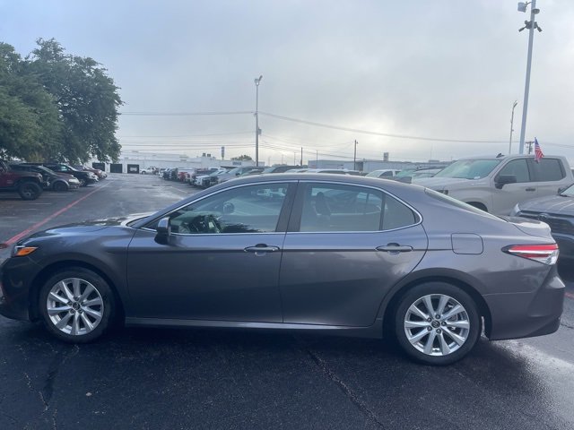 2019 Toyota Camry SE XLE photo 2