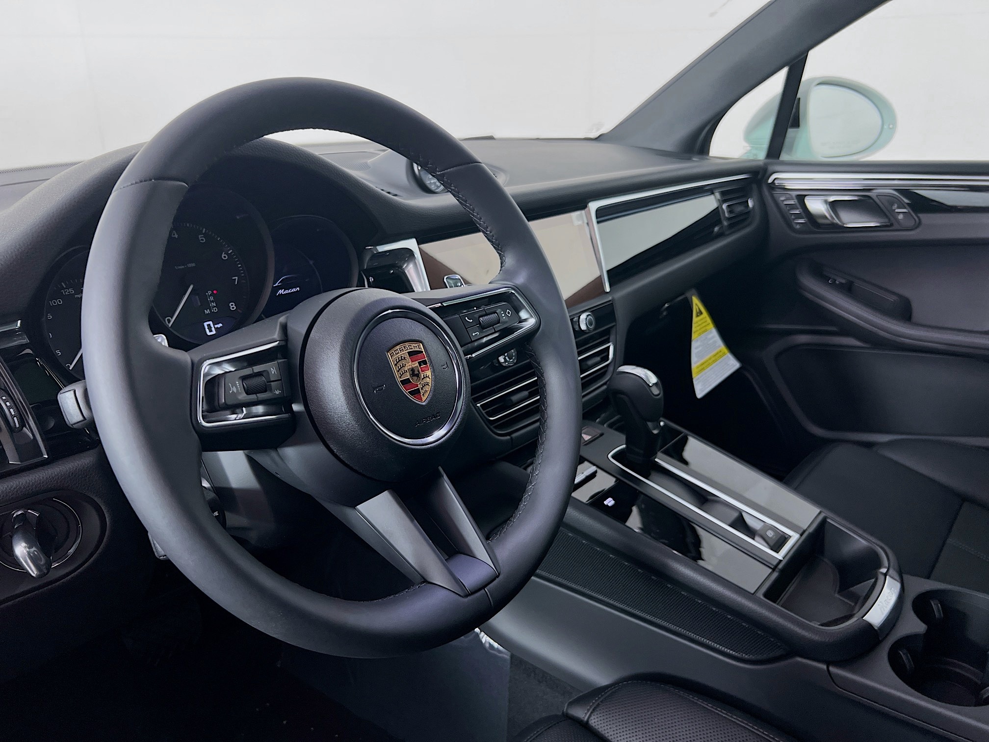 2025 Porsche Macan T photo 4