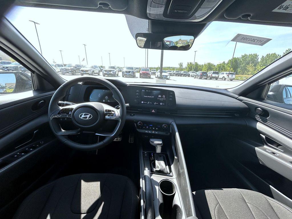 2025 Hyundai Elantra SEL Sport photo 12