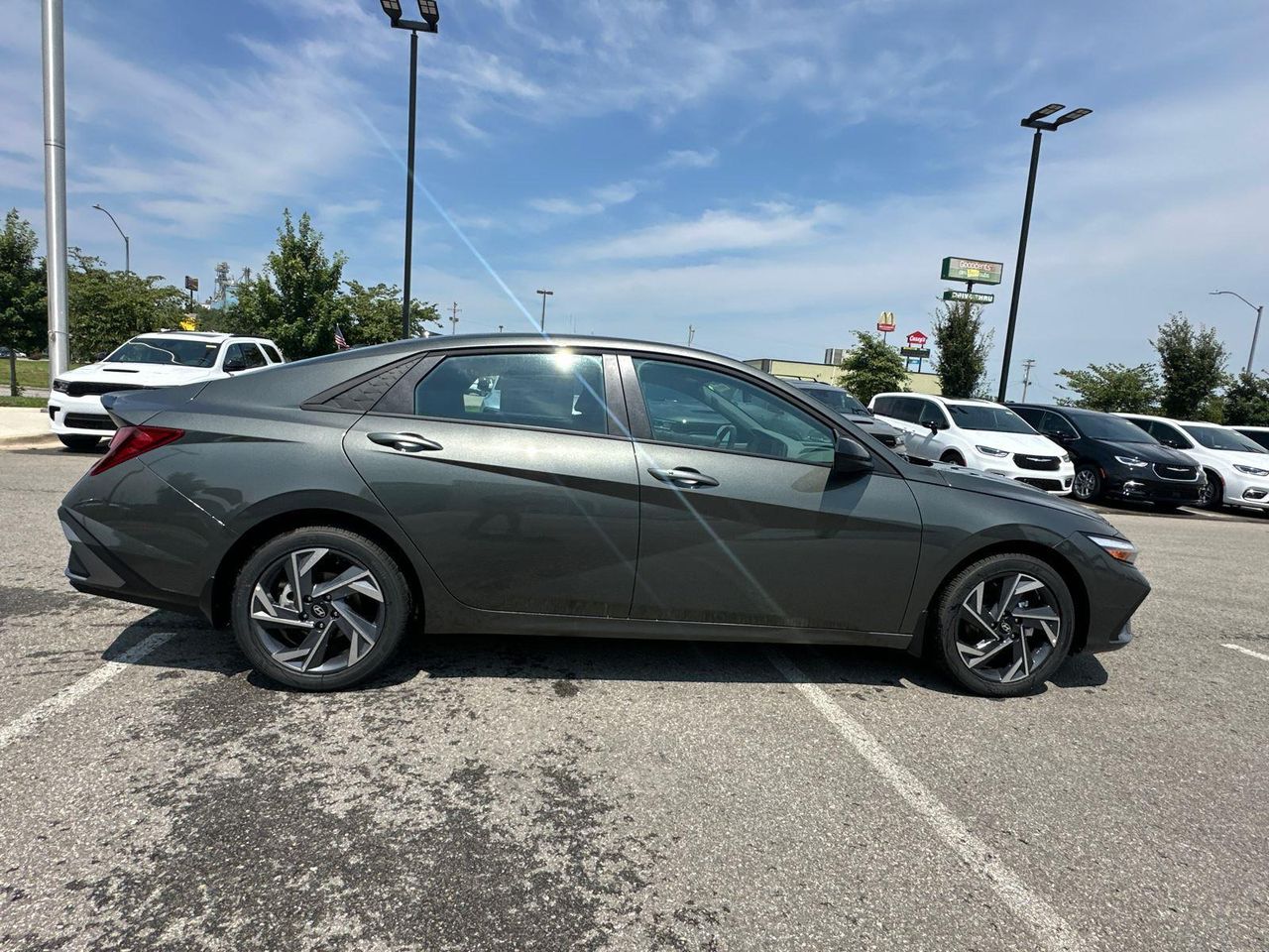 2025 Hyundai Elantra SEL Sport photo 2