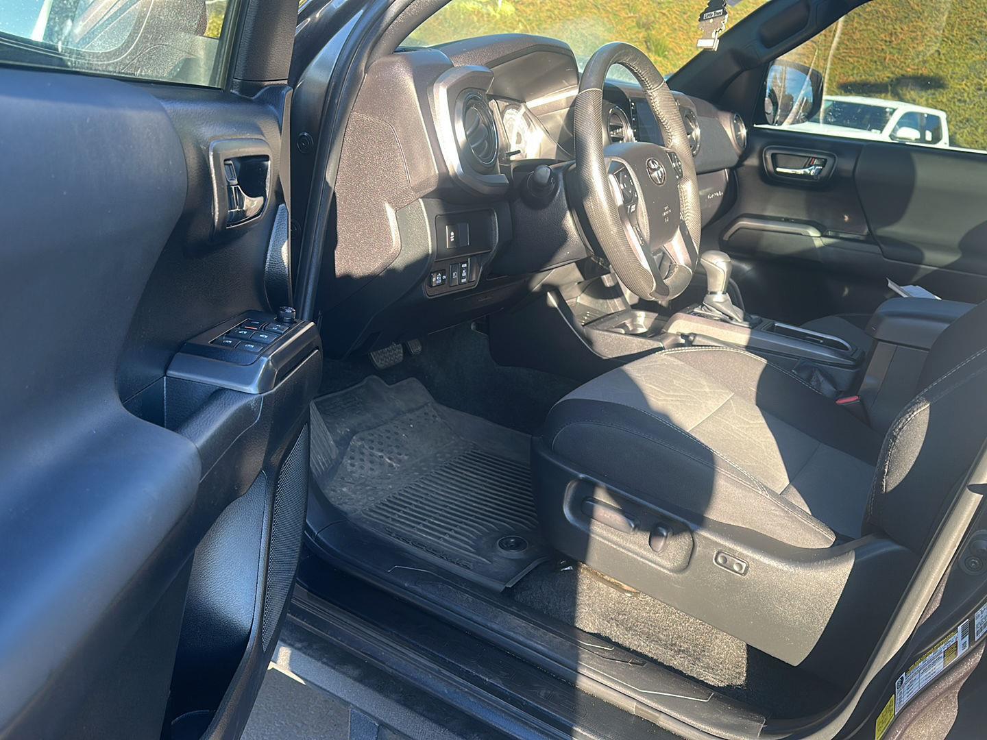 2022 Toyota Tacoma TRD photo 4