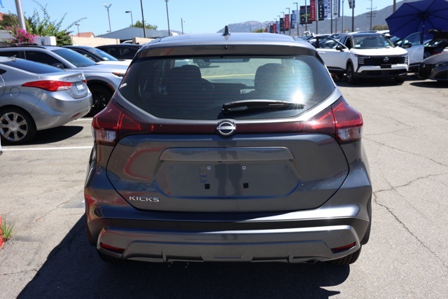 2025 Nissan Kicks Play S photo 3