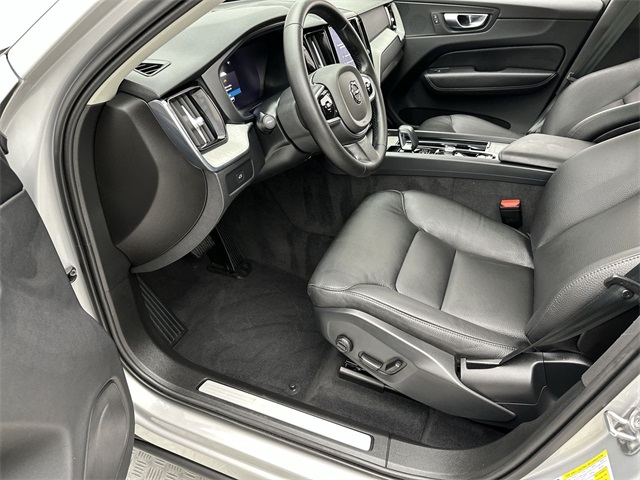 2025 Volvo XC60 B5 Plus photo 3