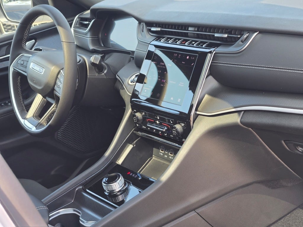 2025 Jeep Grand Cherokee Laredo photo 4