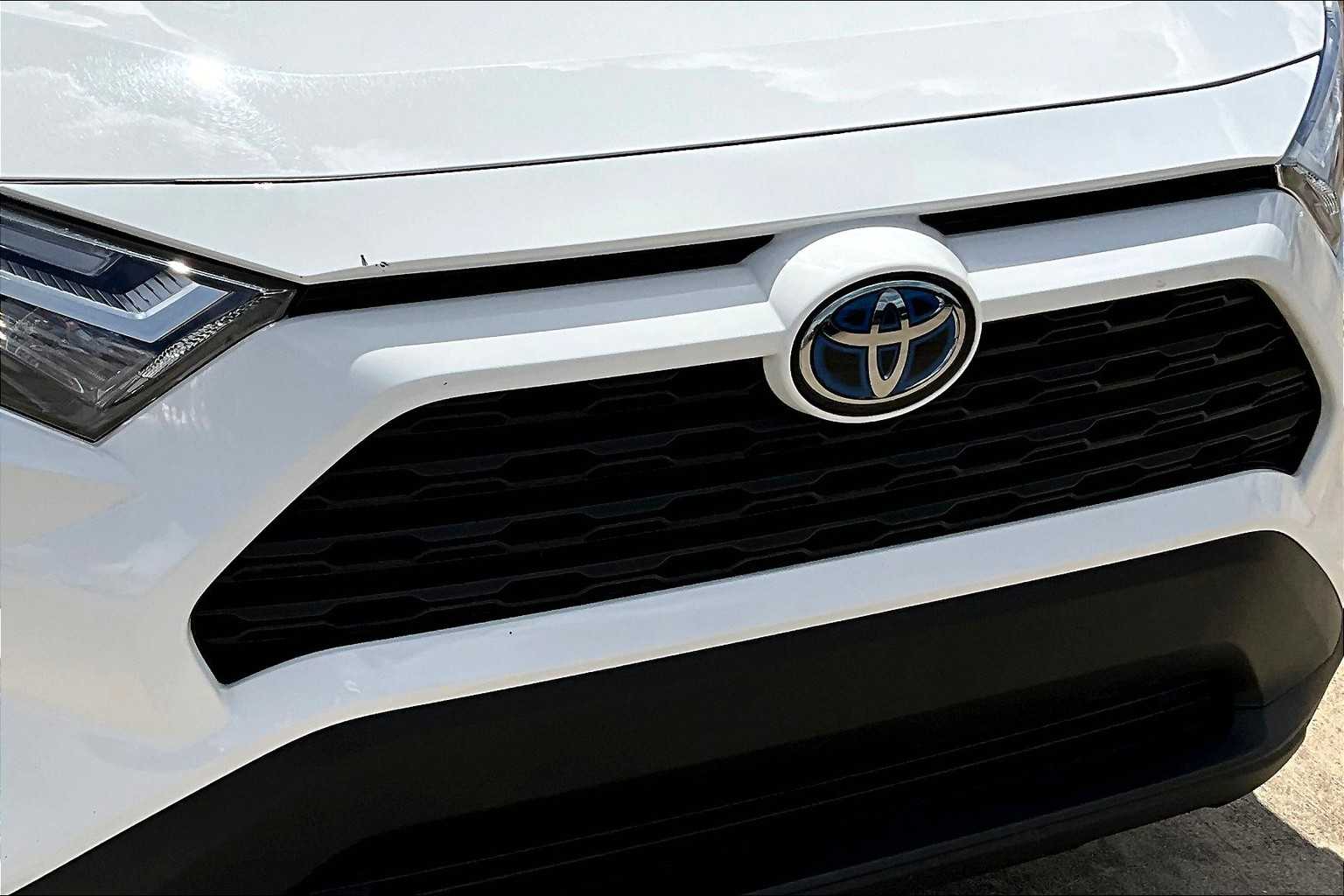 2024 Toyota RAV4 Hybrid XLE photo 18