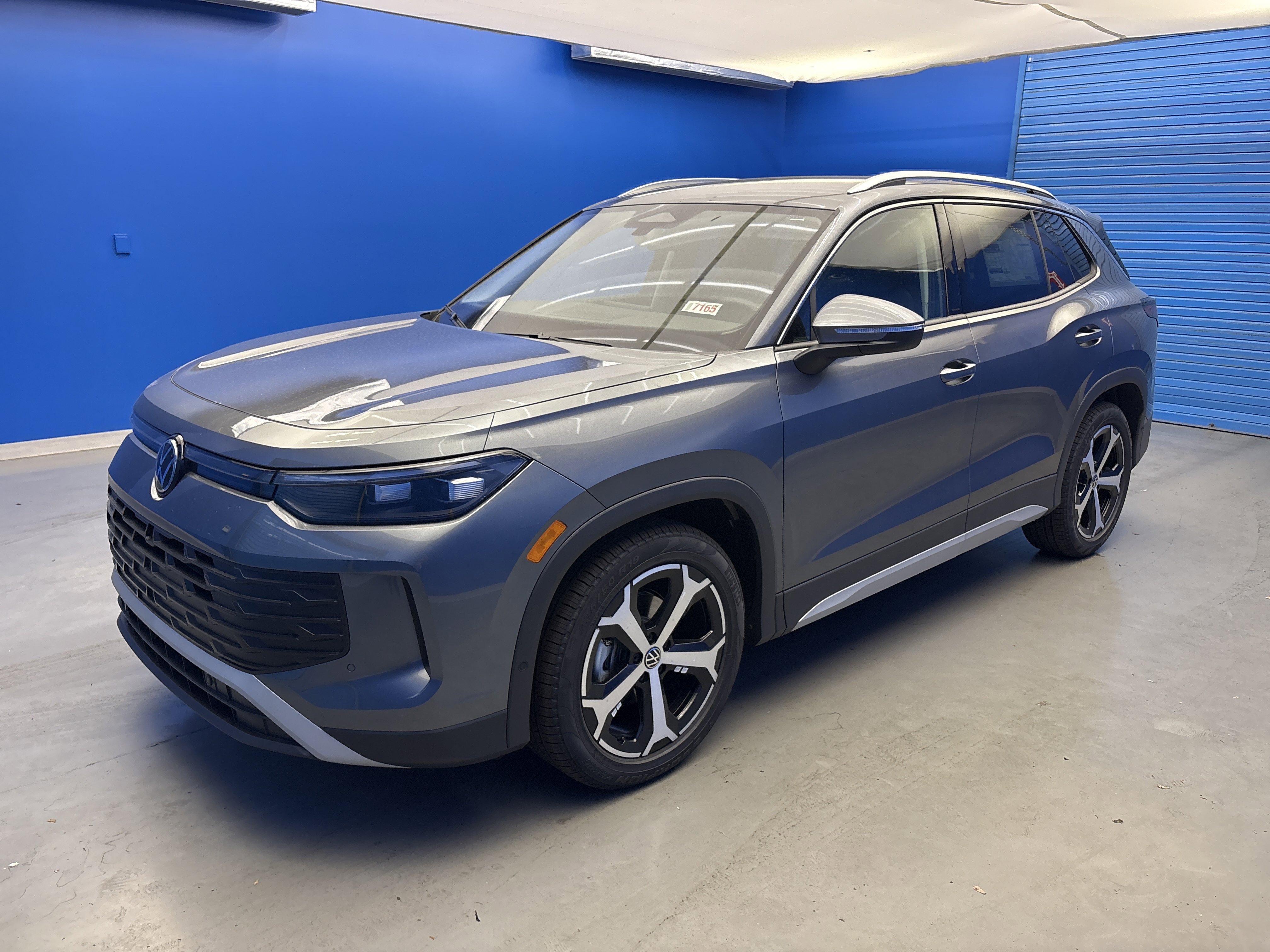 2025 Volkswagen Tiguan SE photo 4
