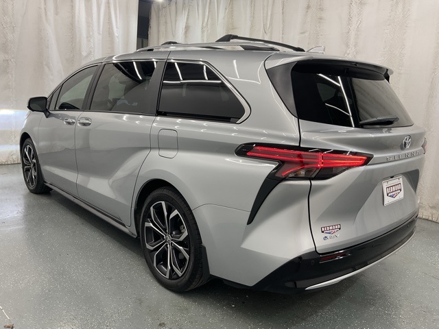 2025 Toyota Sienna Platinum photo 4