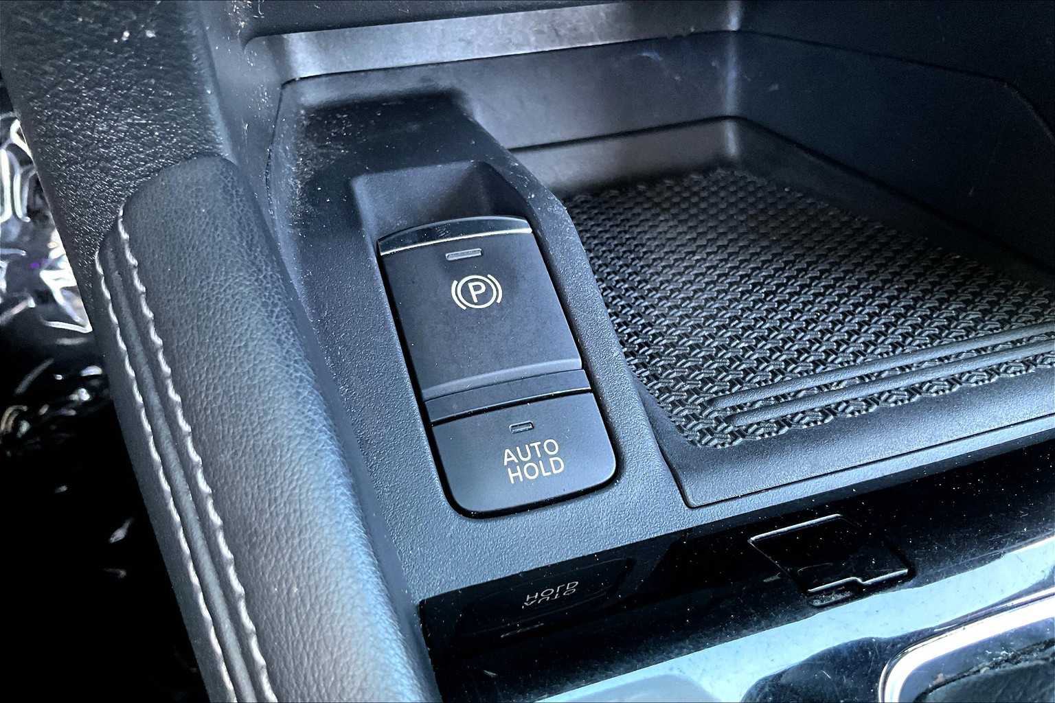 2021 Nissan Kicks SR photo 25