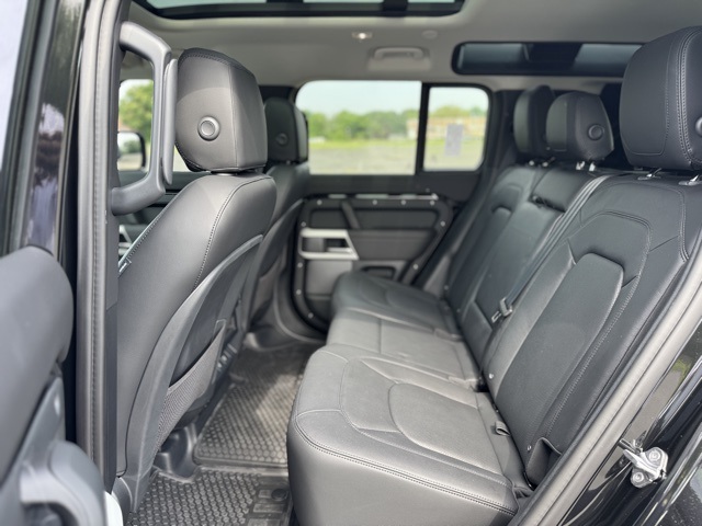 2024 Land Rover Defender 110 S photo 11