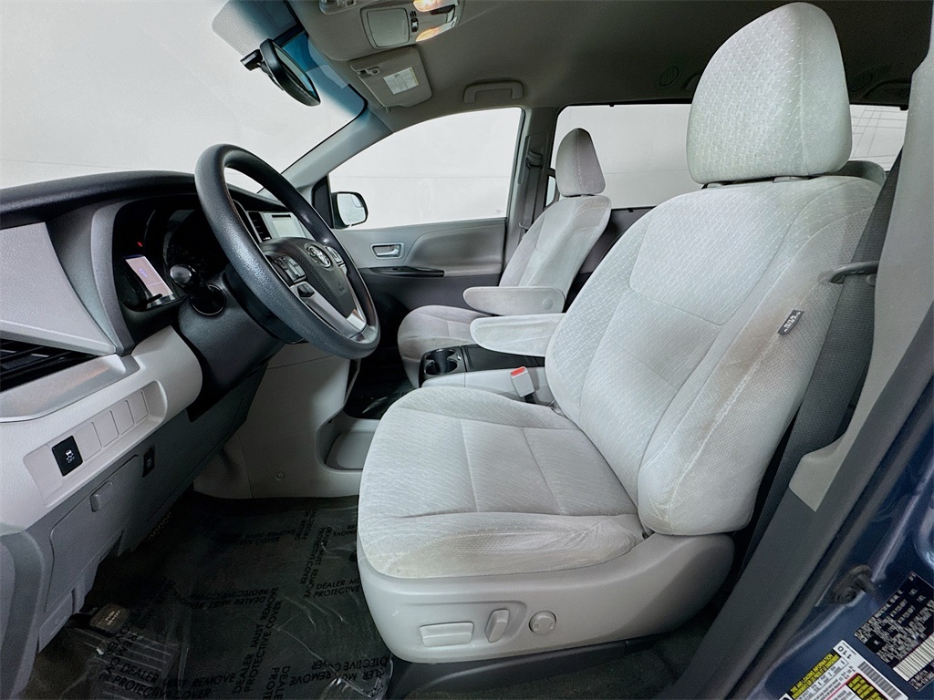 2017 Toyota Sienna LE photo 5
