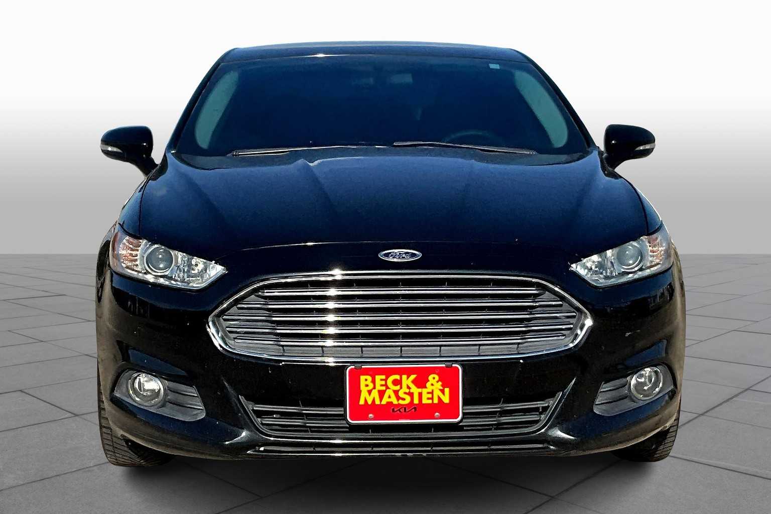 2016 Ford Fusion SE photo 2