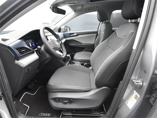 2024 Volkswagen Taos SE photo 3