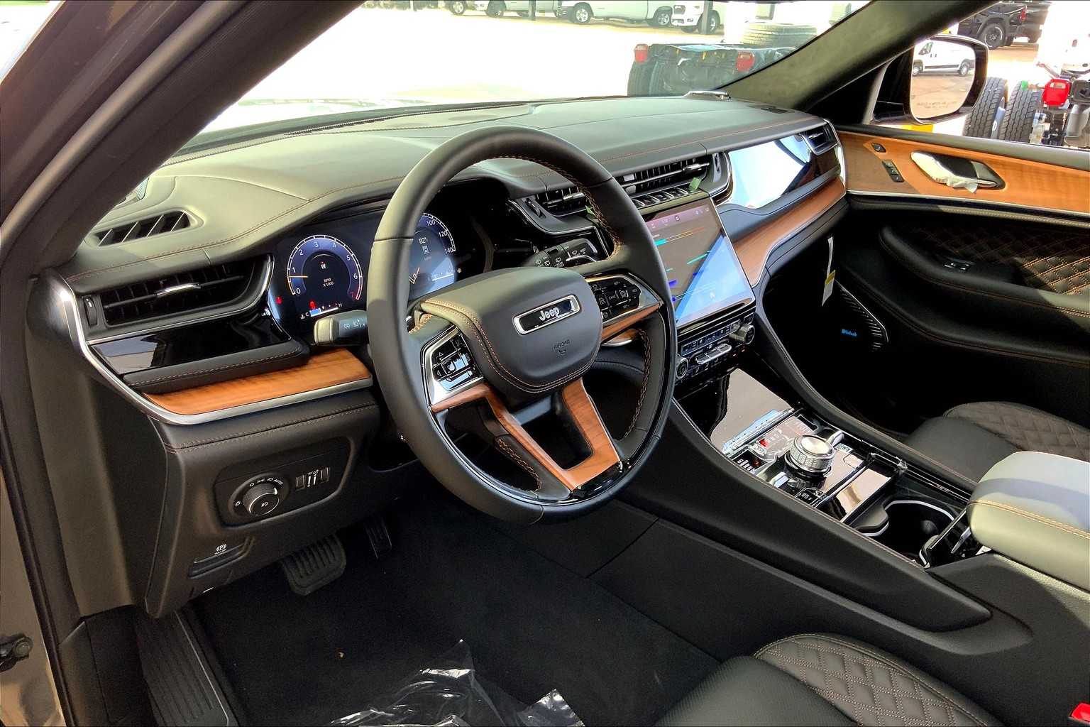 2025 Jeep Grand Cherokee Summit Reserve photo 5