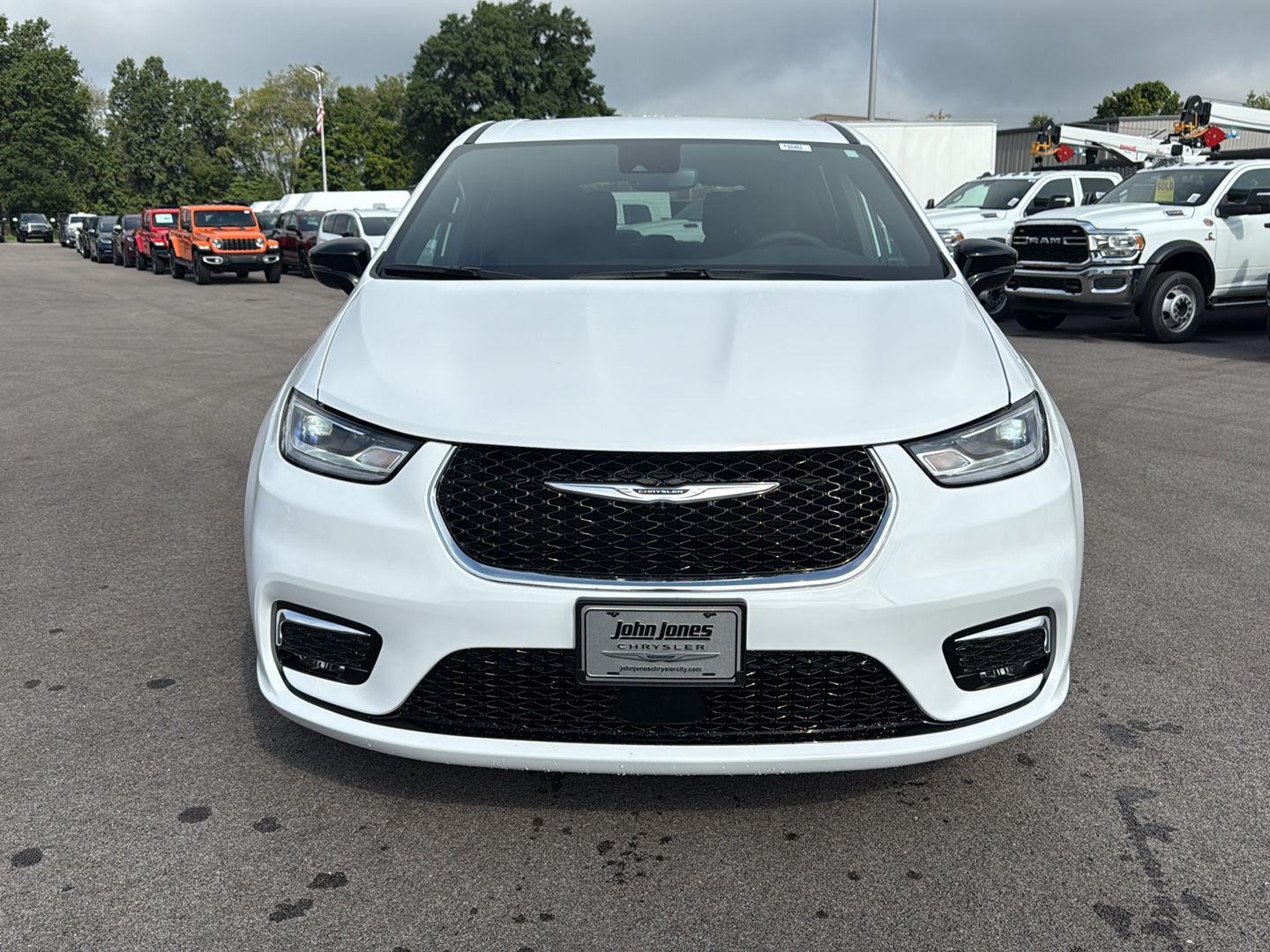 2026 Chrysler Pacifica photo 14
