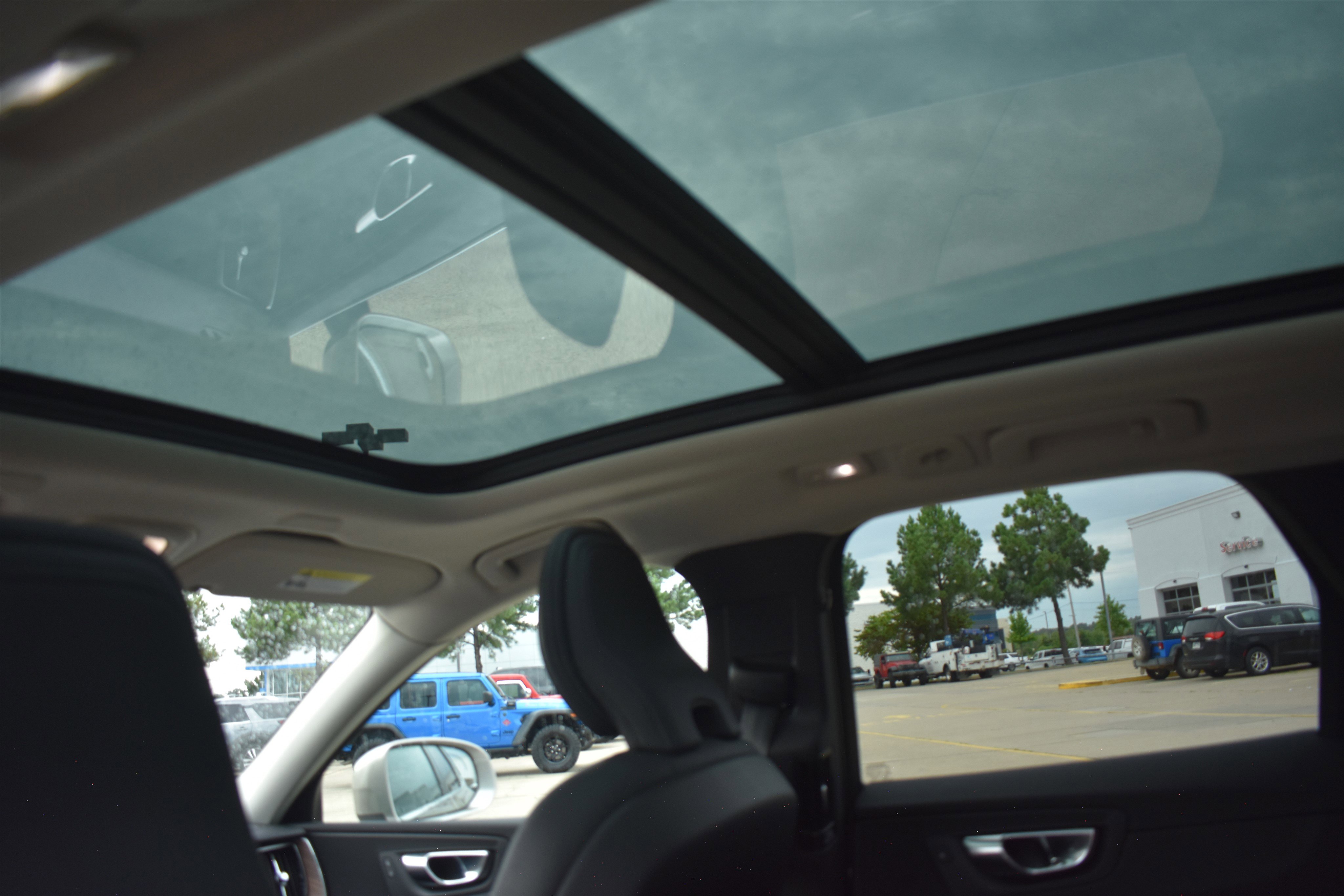 2023 Volvo XC60 B5 Plus photo 10