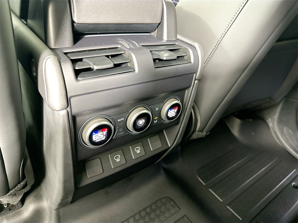 2025 Land Rover Defender 110 S photo 27