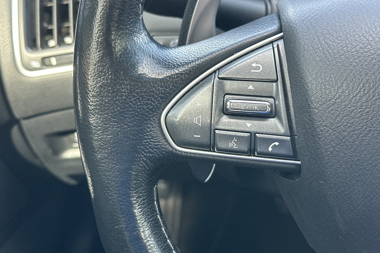 2015 Infiniti Q50 Premium photo 29