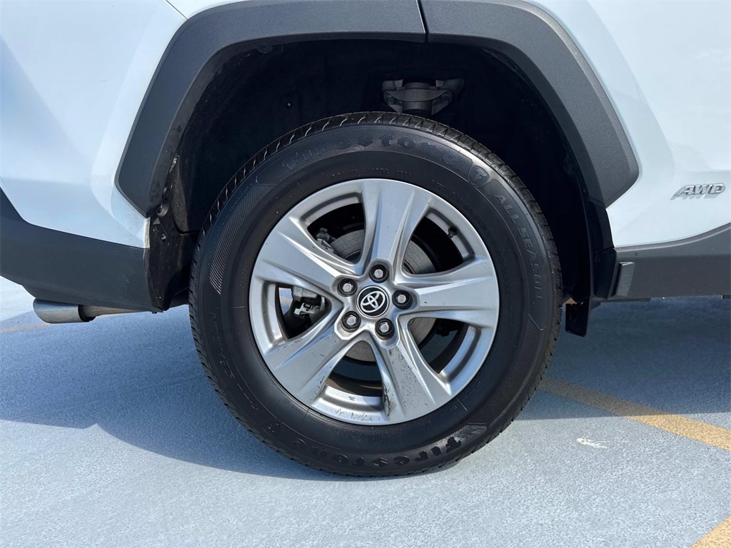 2022 Toyota RAV4 Hybrid XLE photo 6