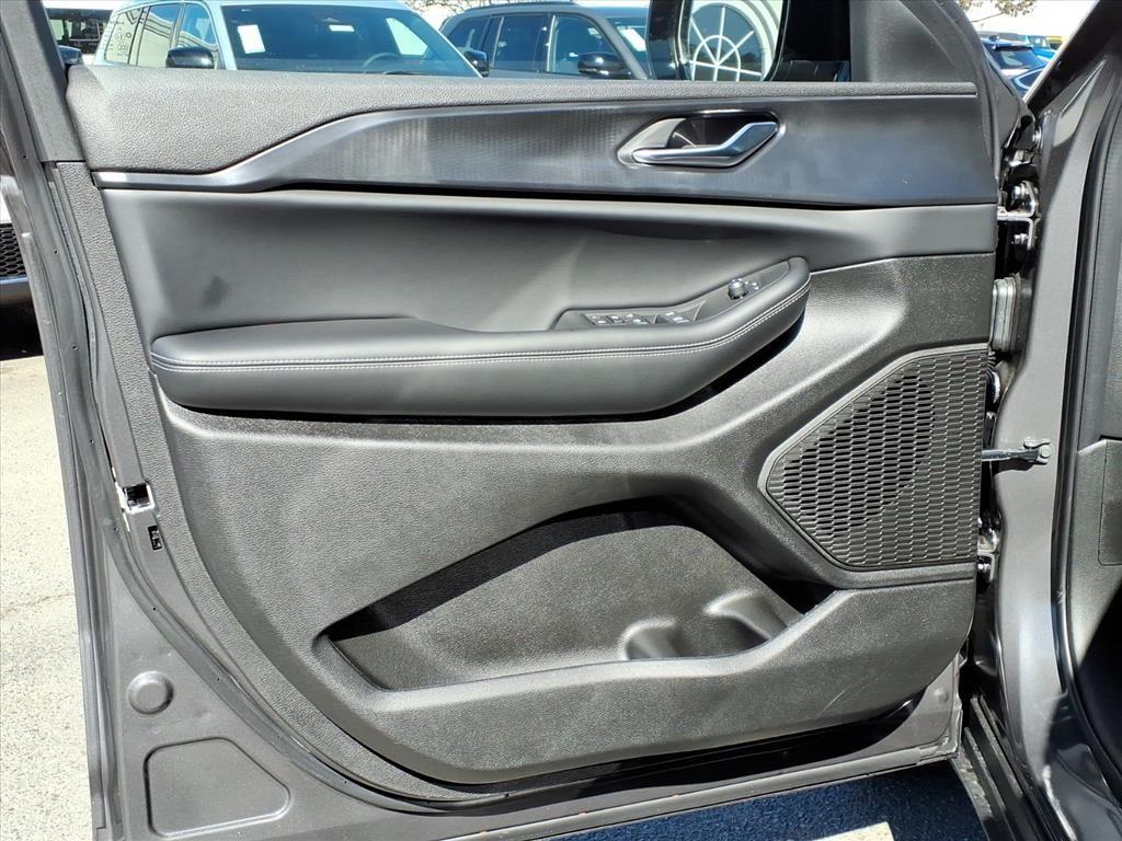 2025 Jeep Grand Cherokee Altitude photo 4