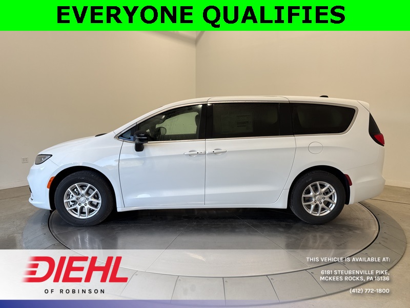 2026 Chrysler Pacifica photo 4