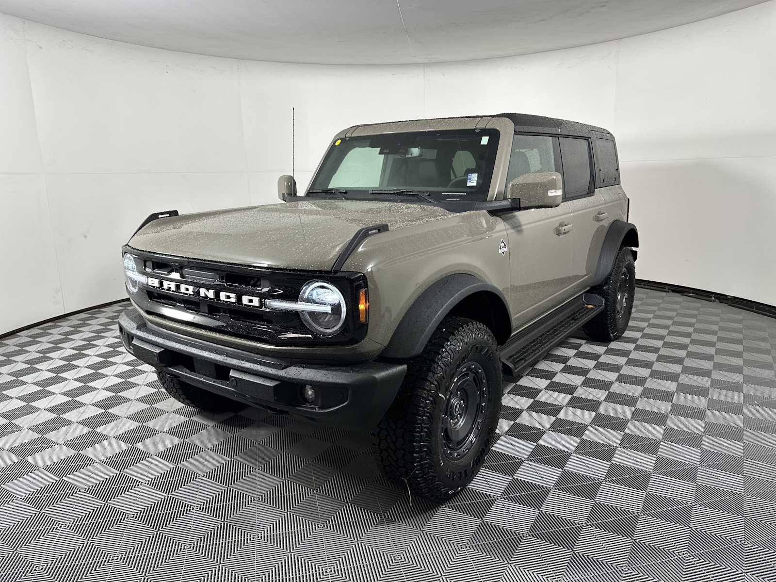 2025 Ford Bronco Outer Banks photo 3