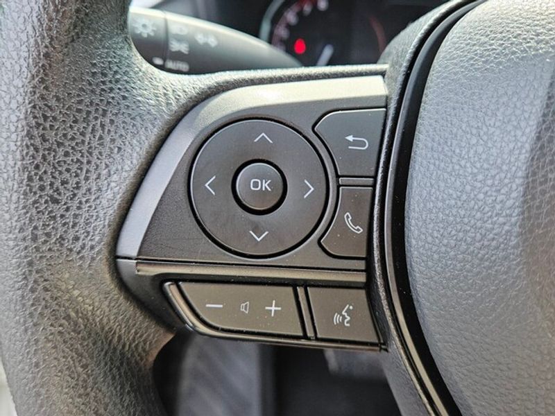 2023 Toyota RAV4 XLE photo 22
