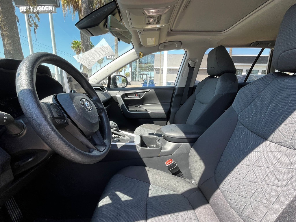 2025 Toyota RAV4 XLE photo 9