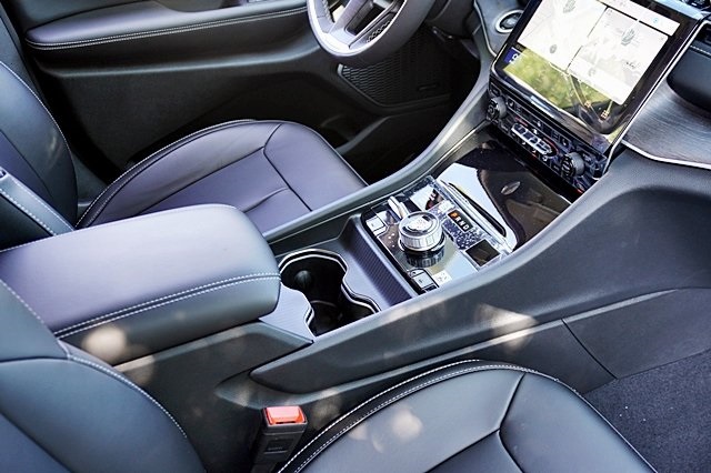 New 2023 Bright White Clear-Coat Exterior Paint Jeep 4xe image 13