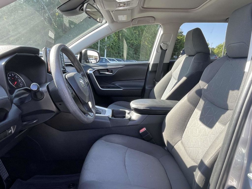 2020 Toyota RAV4 XLE photo 25
