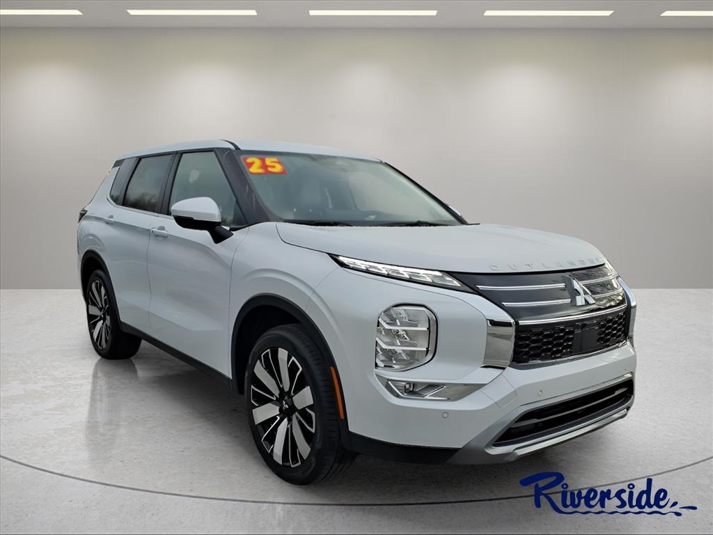 2025 Mitsubishi Outlander SE's photo