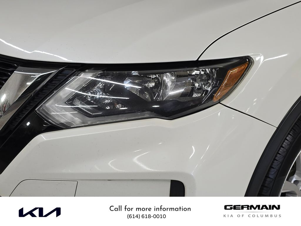 2018 Nissan Rogue SV photo 9