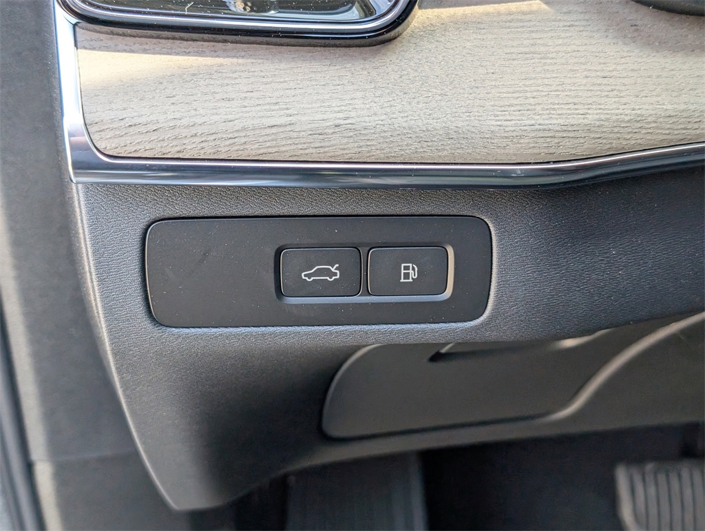 2025 Volvo XC90 T8 Plus photo 17