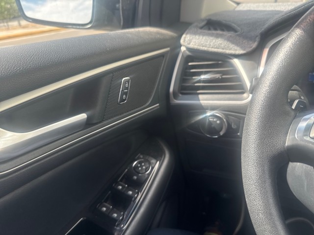 Used 2018  Ford SEL image 8