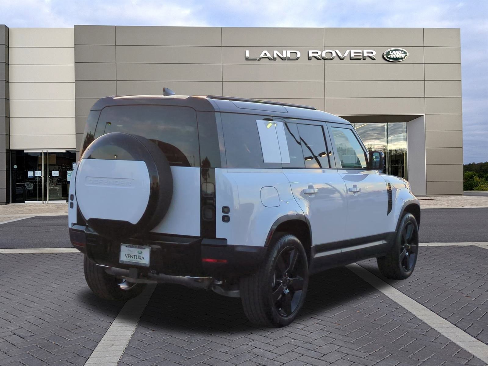 2026 Land Rover Defender S photo 4