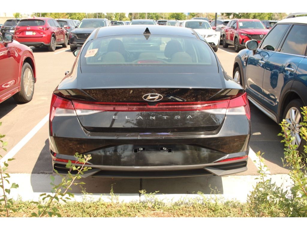 2022 Hyundai Elantra SEL Convenience photo 3