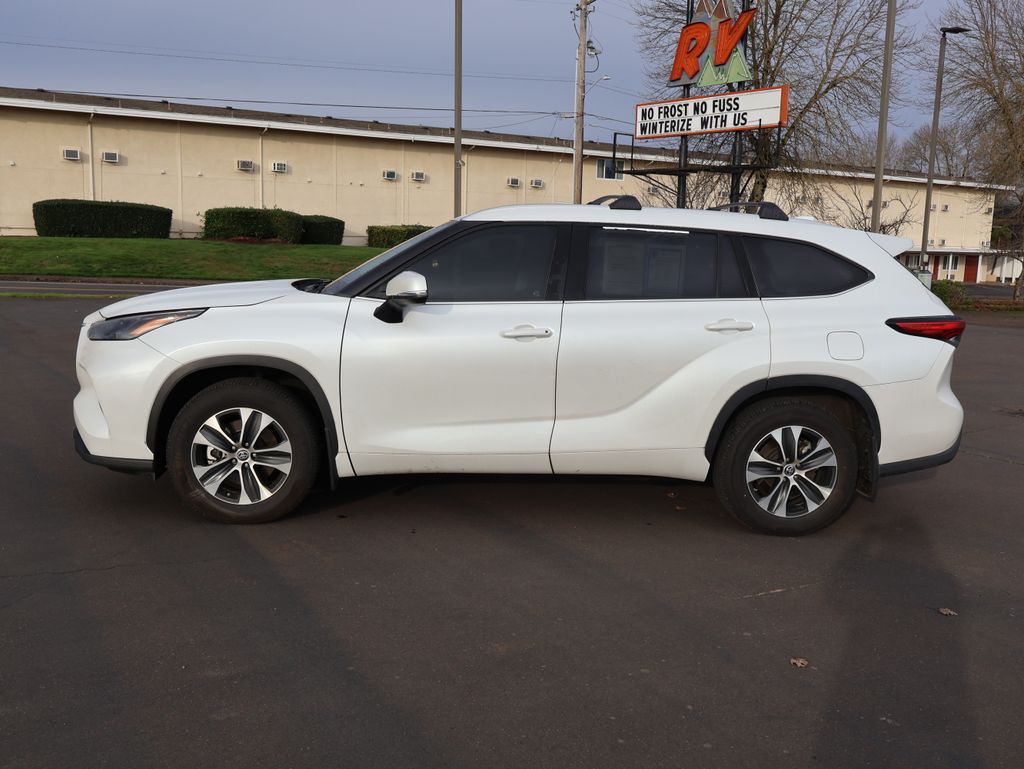 2022 Toyota Highlander XLE photo 3