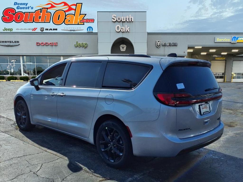2026 Chrysler Pacifica Limited photo 4