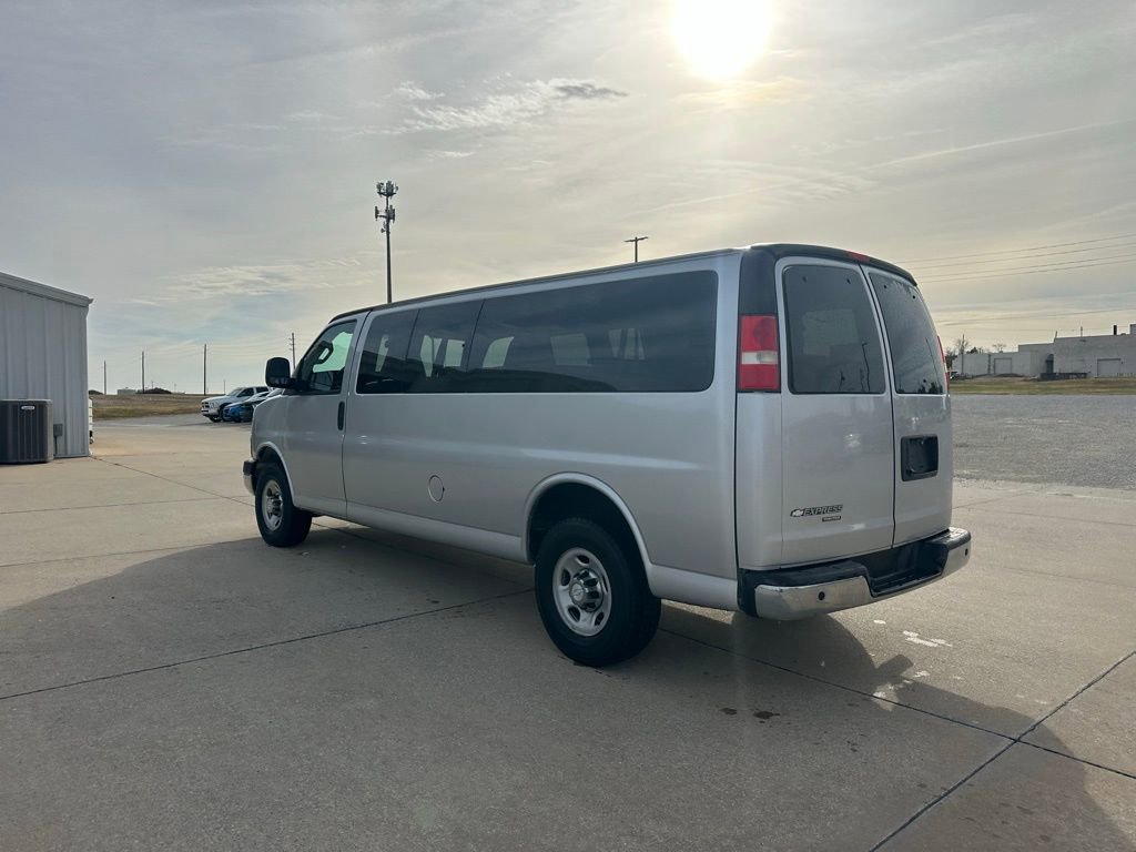 2016 Chevrolet Express Passenger 3500 LT photo 4