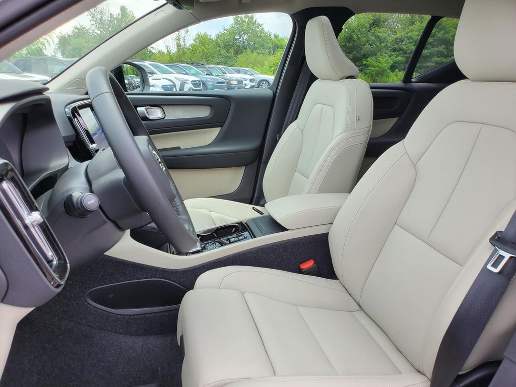 2026 Volvo XC40 photo 3