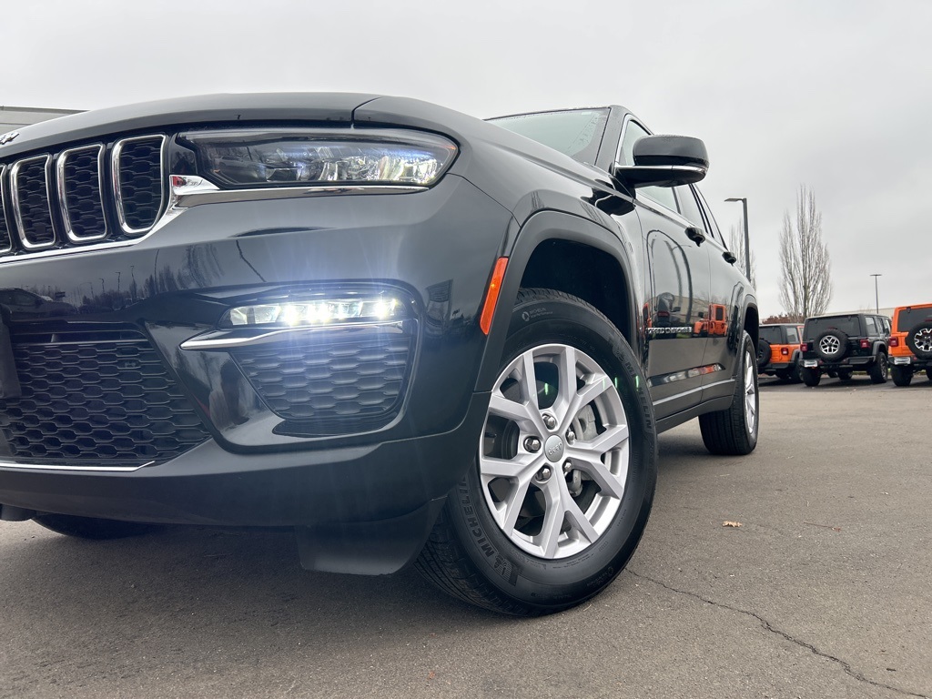 2022 Jeep Grand Cherokee Limited photo 2