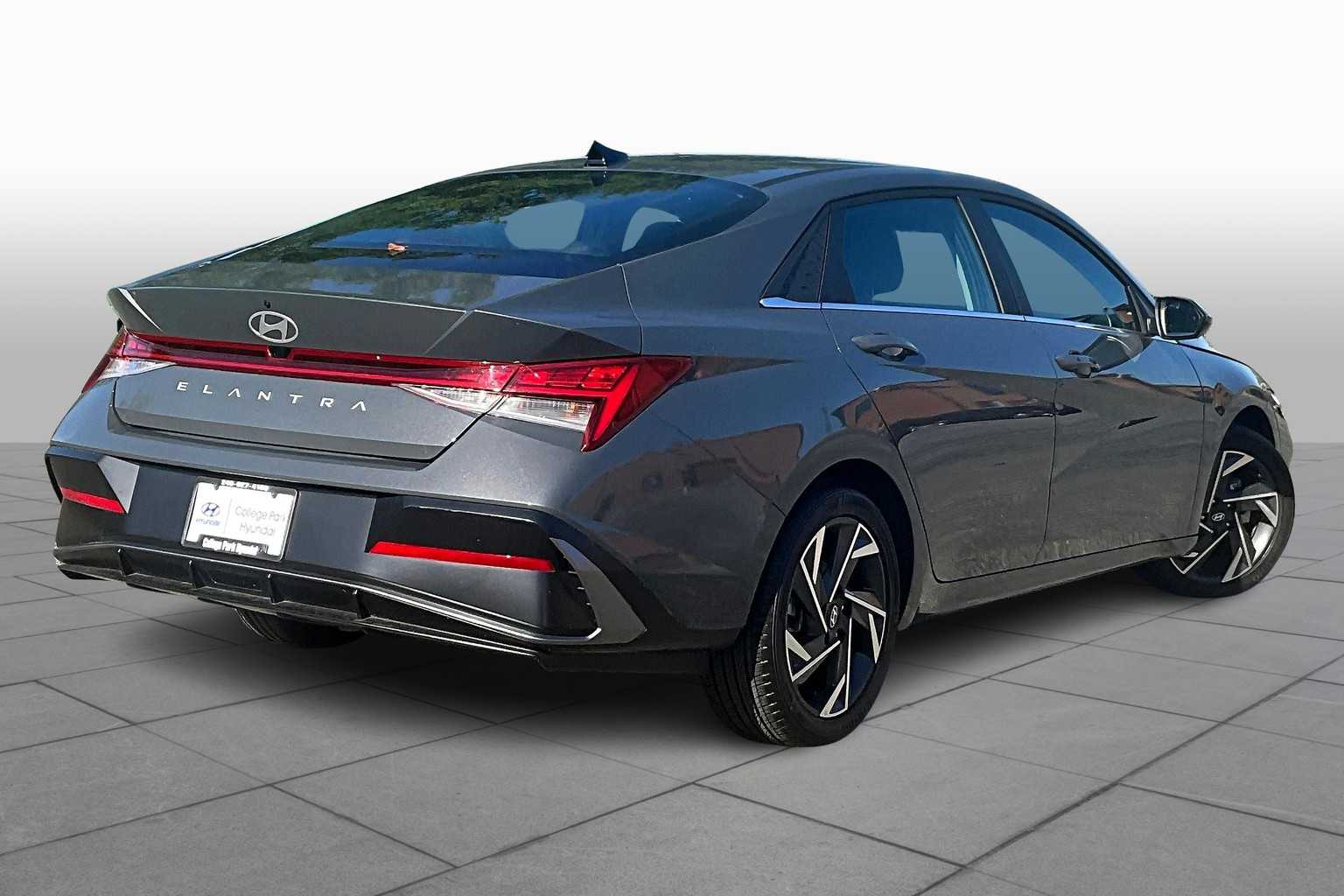 2024 Hyundai Elantra SEL Convenience photo 11