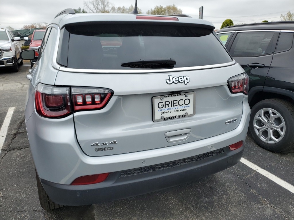 2024 Jeep Compass Latitude photo 3