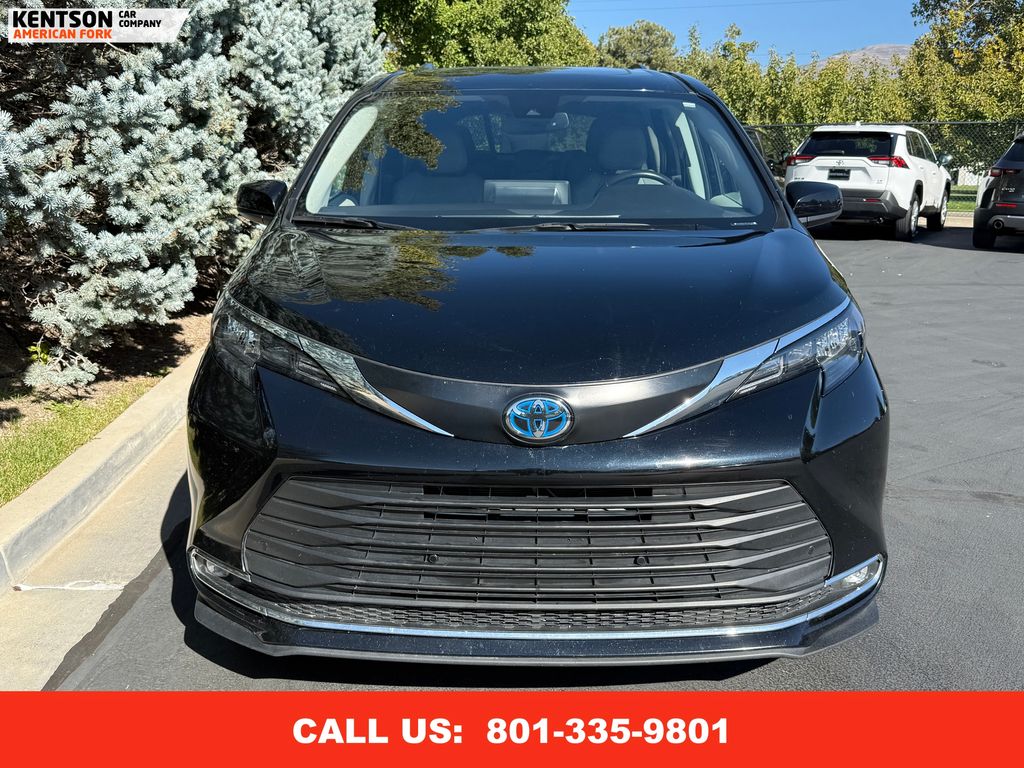 2024 Toyota Sienna XLE photo 2